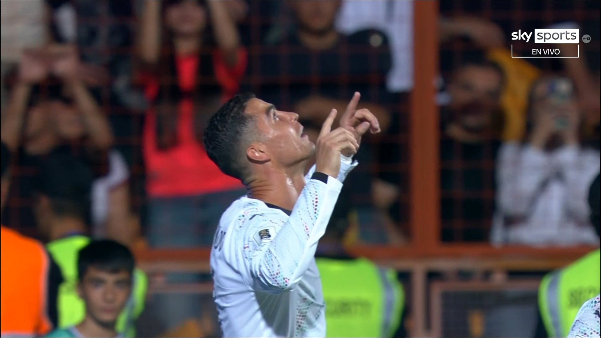 C罗进球后双手指天这个庆祝动作只为去世的父亲和早夭的儿子做过这次是为了若塔（当然