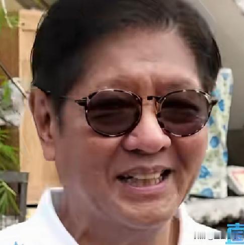 灾难面前的笑容会意味着什么呢？！
看看吧，这是菲律宾总统马科斯在视察棉兰老岛地震