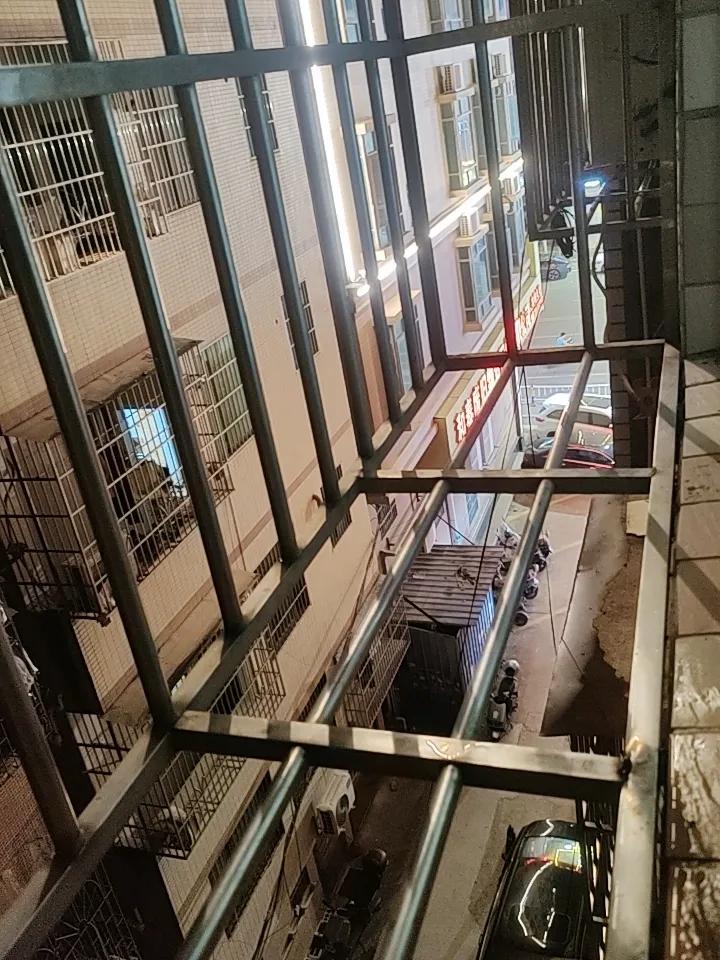 每天晚上十点半，楼上准时传来“滴滴嗒嗒”的滴水声。
我们租住的是一栋老旧民房，六