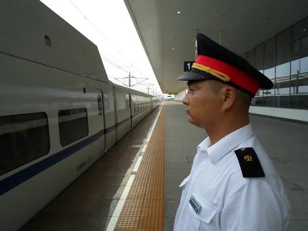 铁路学校什么专业比较好? 反转！以前被嫌弃的铁路站务员，如今成了年轻人抢破头的香