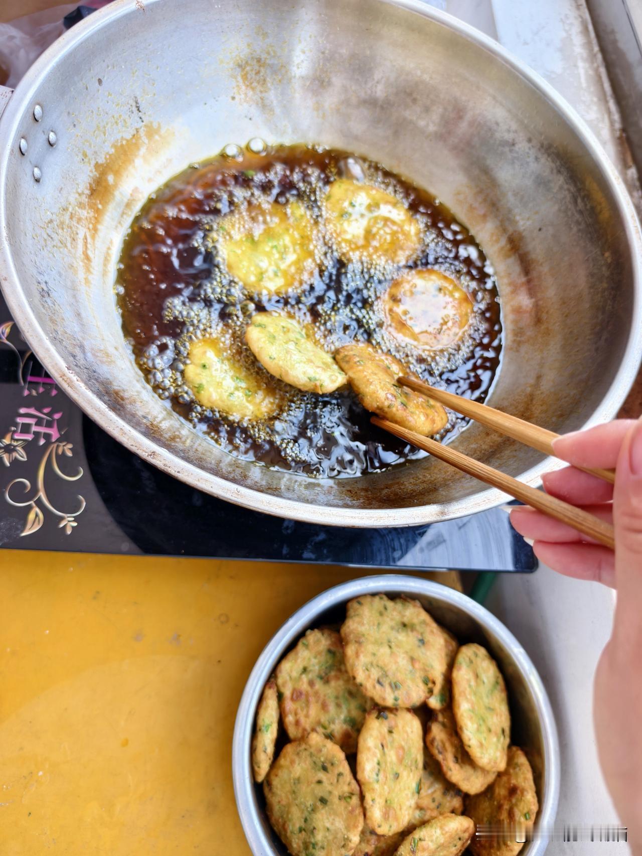 夏日生活打卡季 山西偏关猫姐培训学习第二天，闺蜜约了个饭，土豆饼，凉拌水萝卜黄瓜