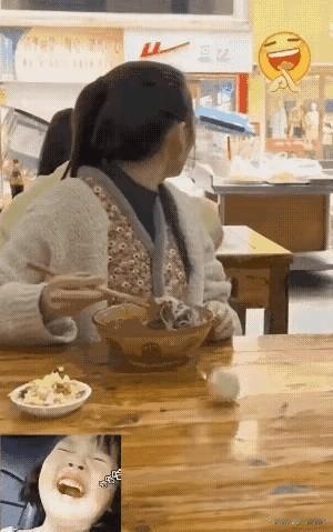 这事儿挺逗的，一哥们吃饭的速度那叫一个快。就那么一会儿工夫，旁边的大姐一转头再看