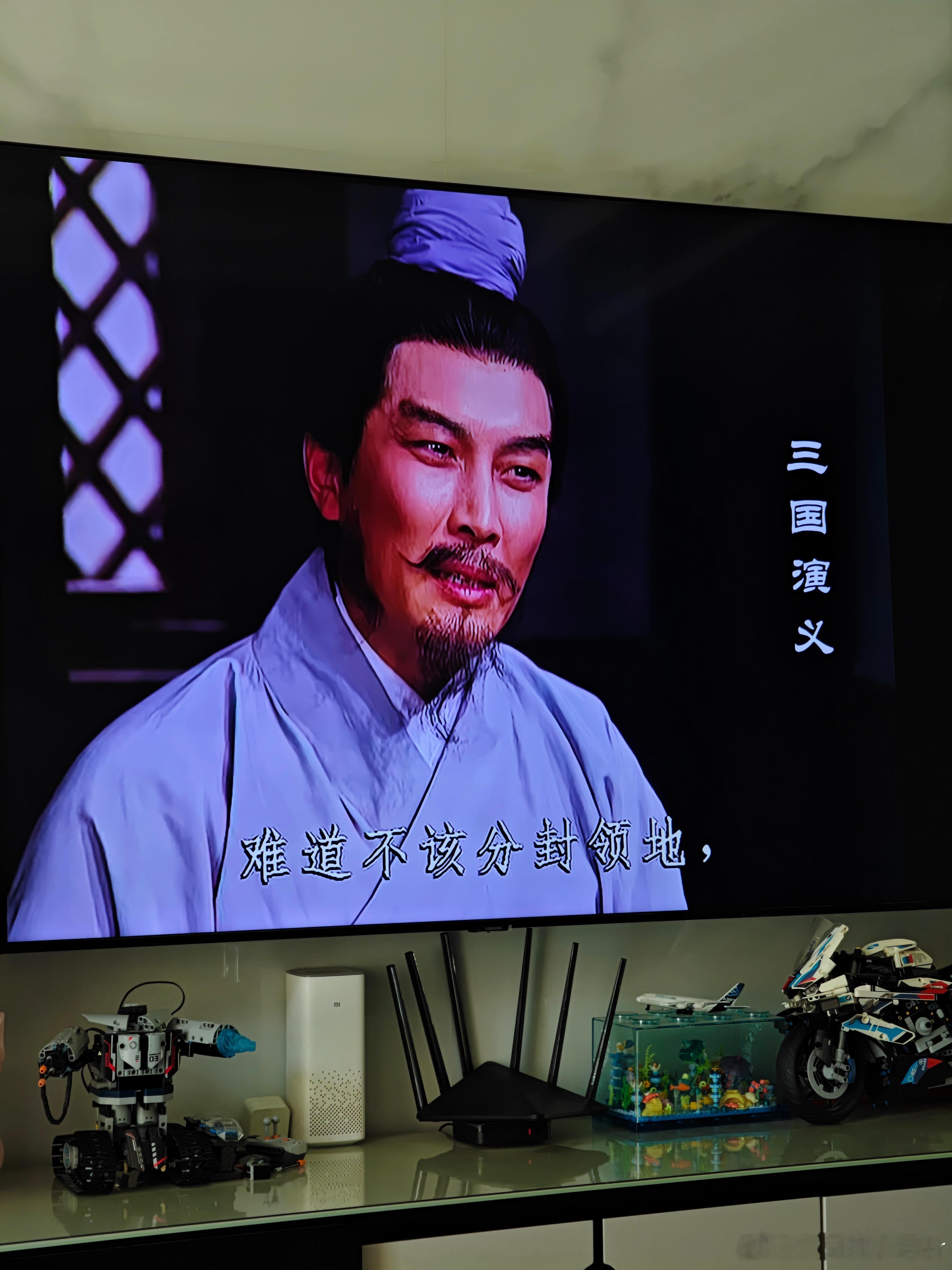 在家跟妈妈追老三国大西瓜我俩一人一半 感觉像小时候放暑假一样也祝大家儿童节快乐！