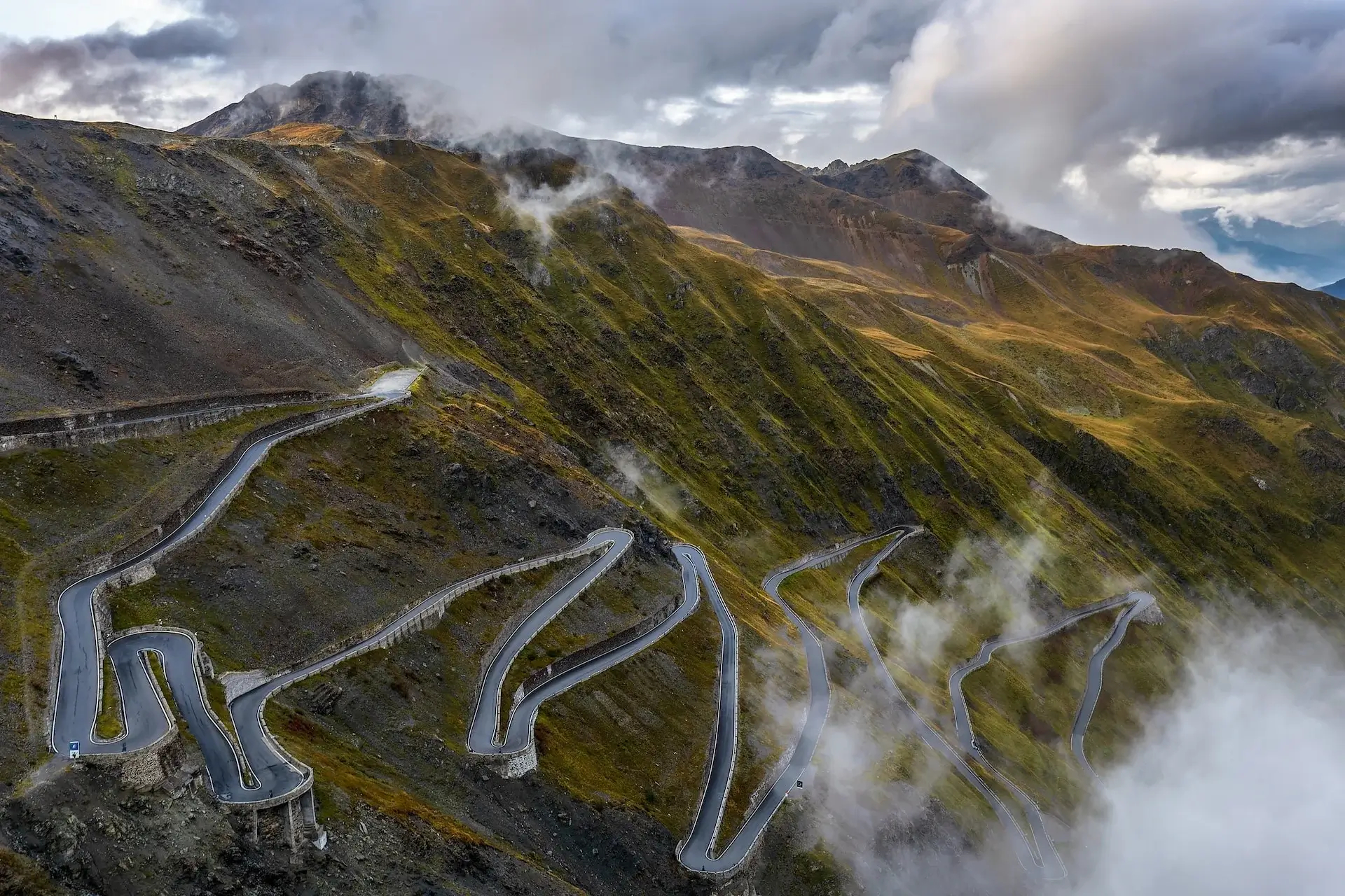 决定了 春节去自驾Stelvio Pass这路看着就让人心旷神怡啊 