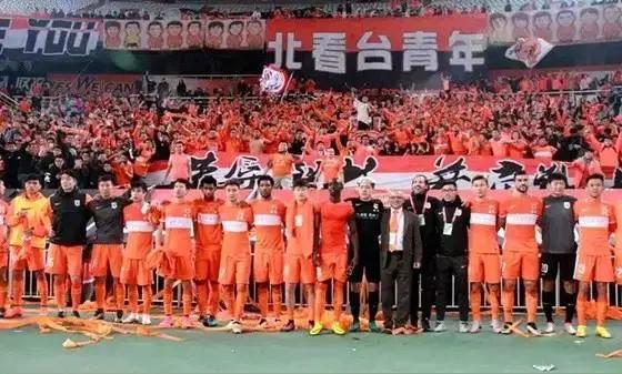 《足球报》消息，山东泰山队已锁定一名外援中后卫。

该球员预计将在球队广州第二阶