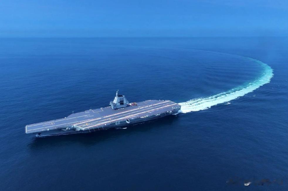 2026年6月23日，中国海军福建舰由北向南穿越台湾海峡。次日，美国主导的第30
