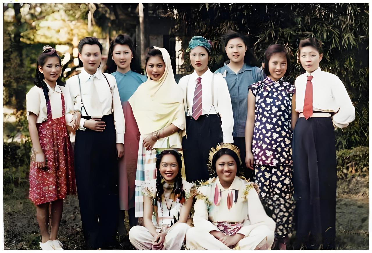 这是一张民国时期女学生的合影照片，从她们的装扮与神态推测，这应该是她们在结束一场