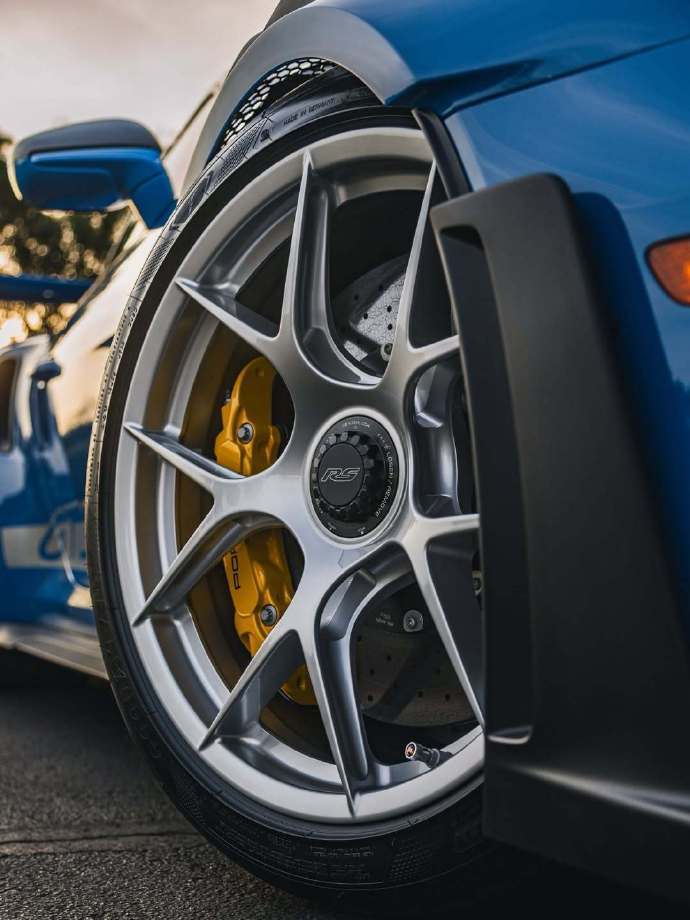 一眼就能认出的 992 GT3 RS，气场直接拉满。DRS 尾翼 + 轻量化车身