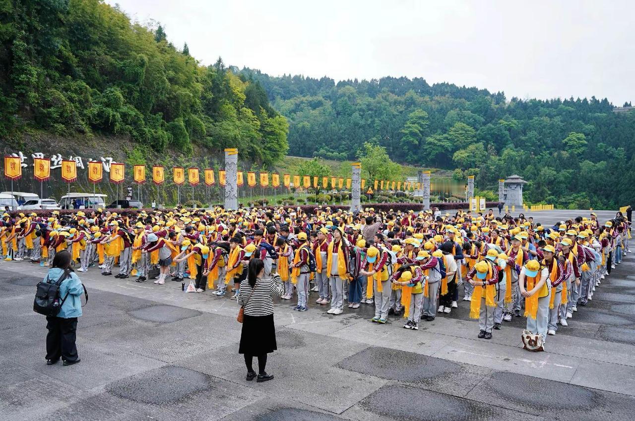 4月14日，绵阳东辰聚星学校六年级全体师生走进华夏母亲嫘祖国家纪念公园，开展以“