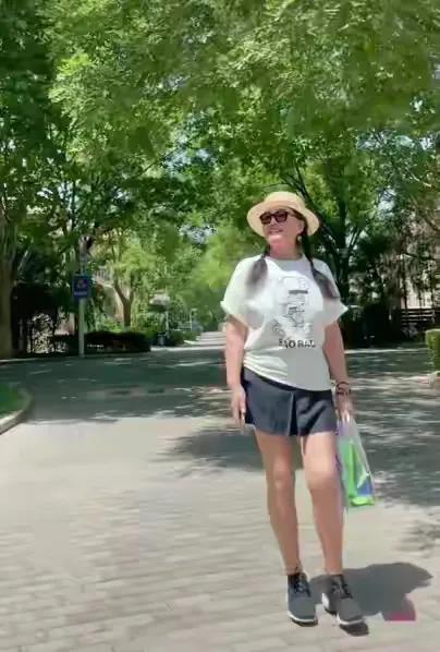 各位友友们：无意中刷到了这样的照片，觉得有点儿意思。两个人都有着相同的发型。羊角