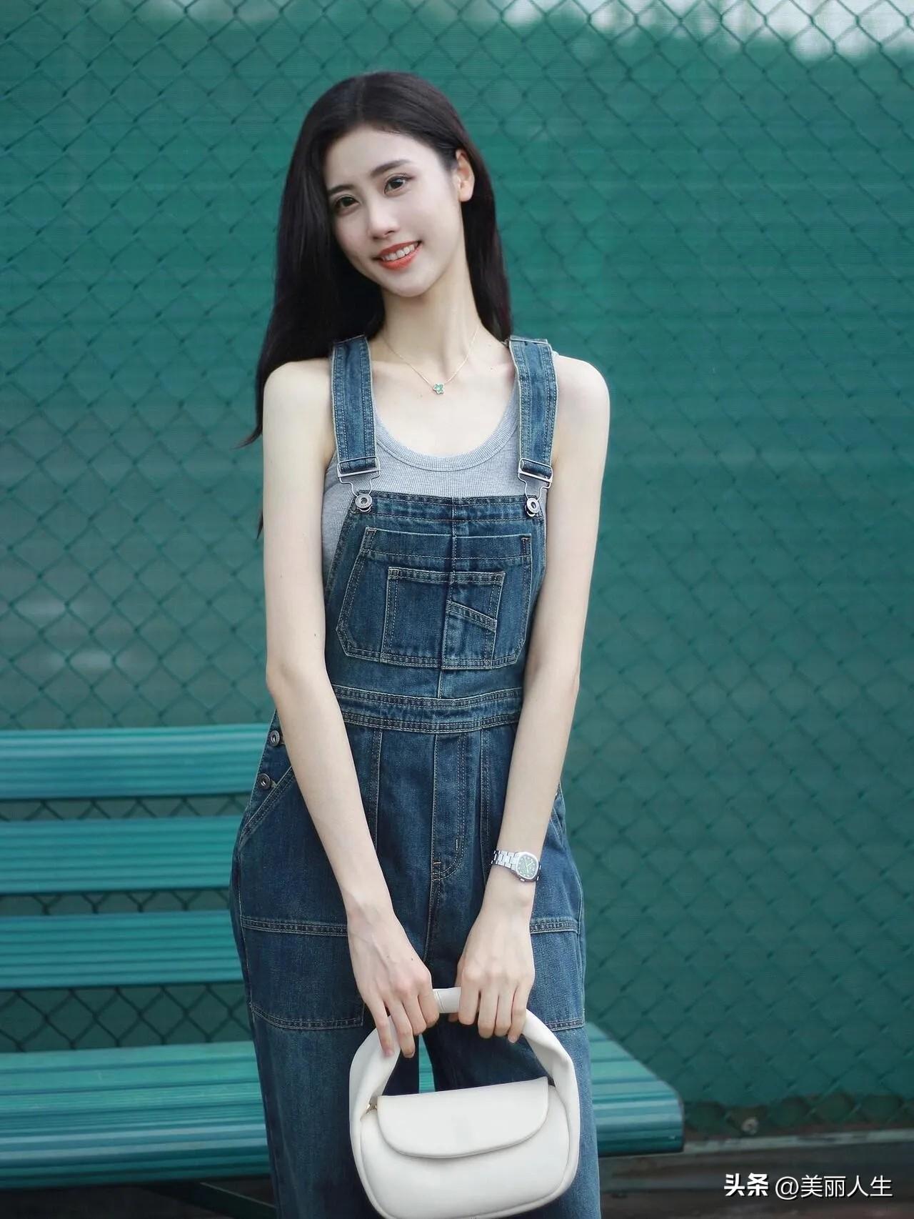 开在浦珠中路的山边边咖啡，进门青砖路在脚下蜿蜒，竹影透过玻璃织出细碎的网。
老木