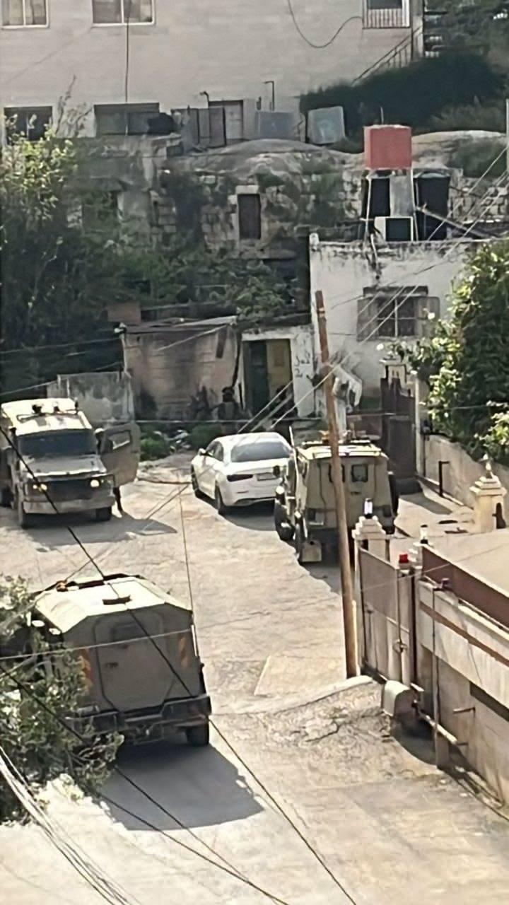 以色列占领军在入侵纳布卢斯市期间突袭了一所房屋。