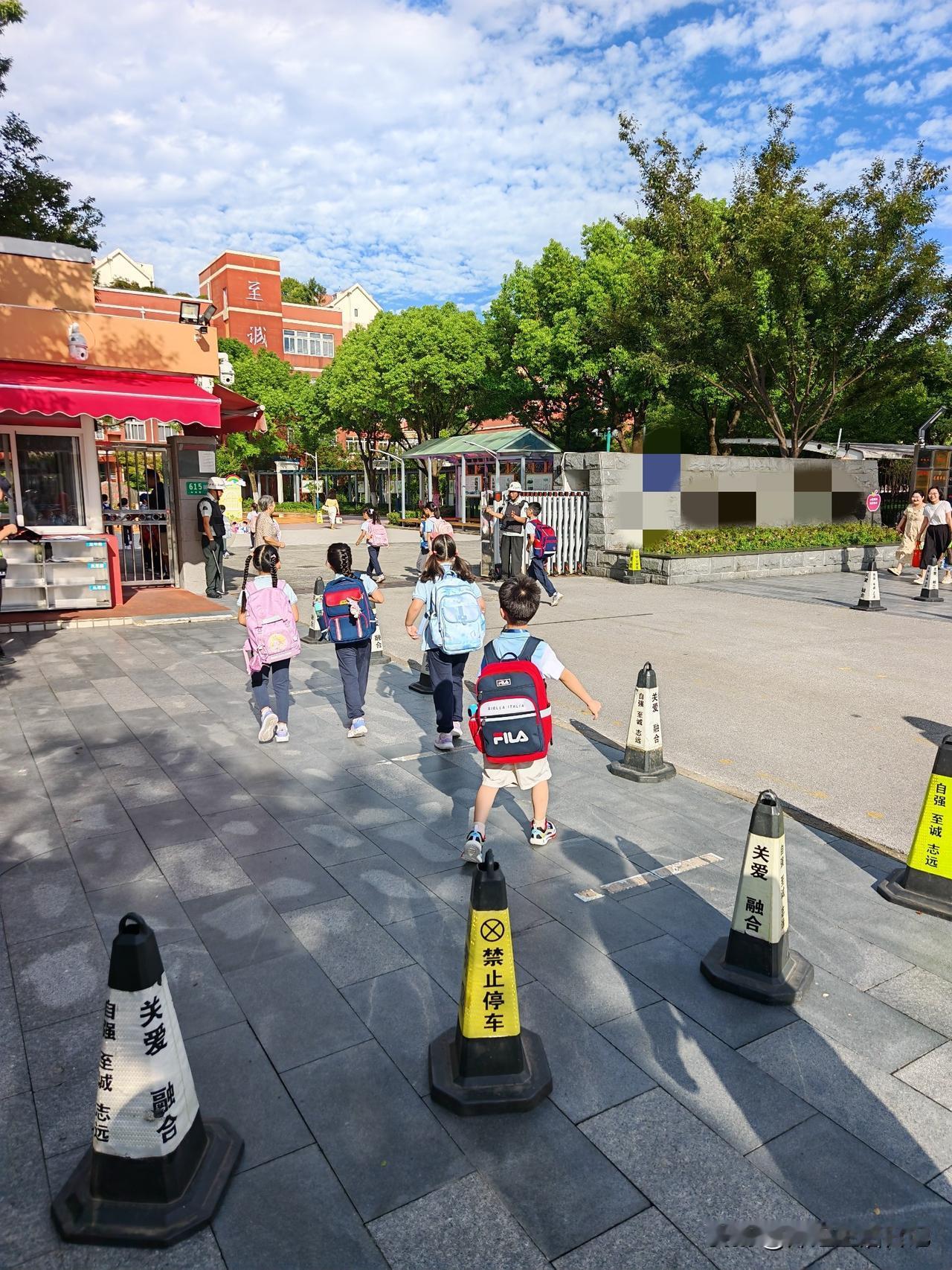 今年孙子上小学一年级，从8月28号入校，老师给孩子们开始了实习课，认卫生间和茶水