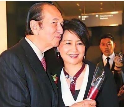 1986年，65岁的 何鸿燊 对26岁的 梁安琪 说“只要你愿意做我的四太太，我