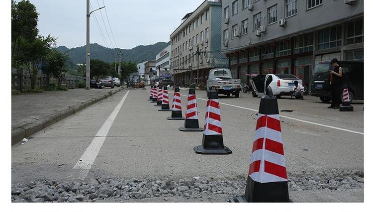 大理网民向市委书记留言反映园X路周围锥桶占用路面”的问题
✍📨👉园X路道路被