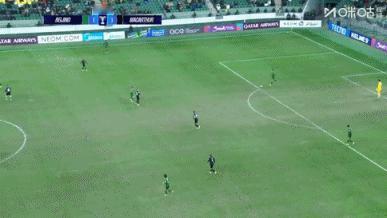 柏杨这个球员是在比赛吗？刚刚自己回传门将失误，送给对手黄点套餐，让北京国安1：2