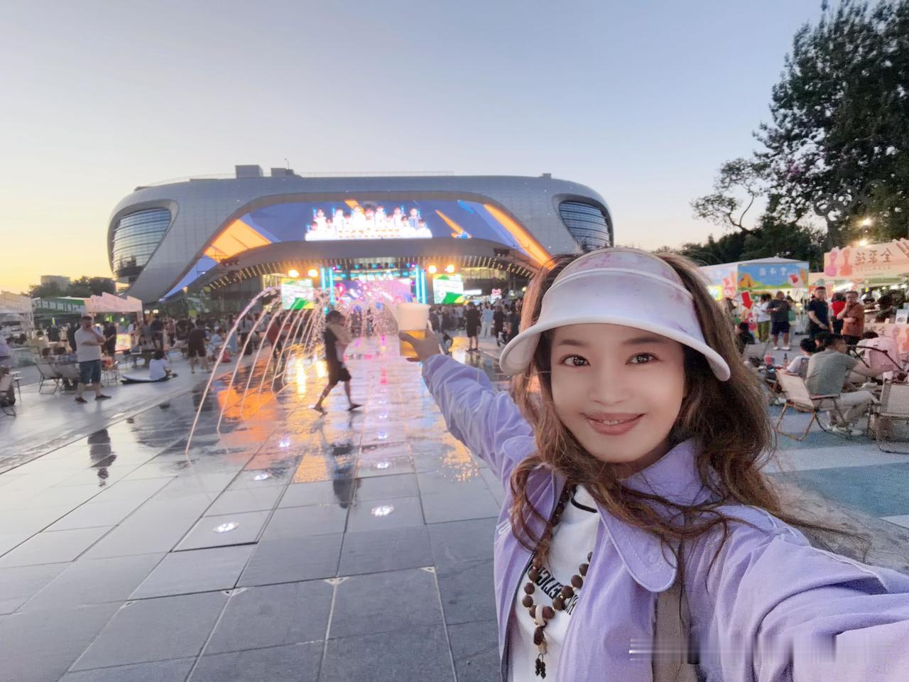 全聚德烤鸭串配青岛啤酒
喷泉和乐队
夕阳与月亮
当下的惬意
端午节 美食节 北京