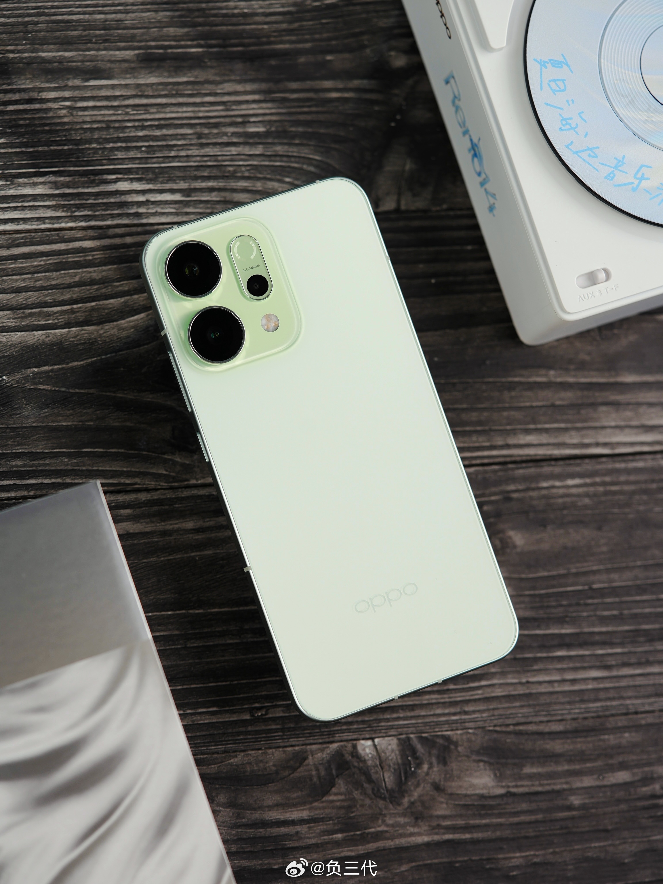 OPPO Reno14依然是十分好看的一台手机，金属中框，窄黑边的屏幕，整机很有