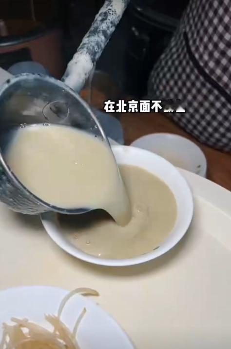 北京豆汁榜来了你敢挑战吗北京非遗美食不少：烤鸭皮脆油亮，炸酱面筋道酱香，卤煮火烧