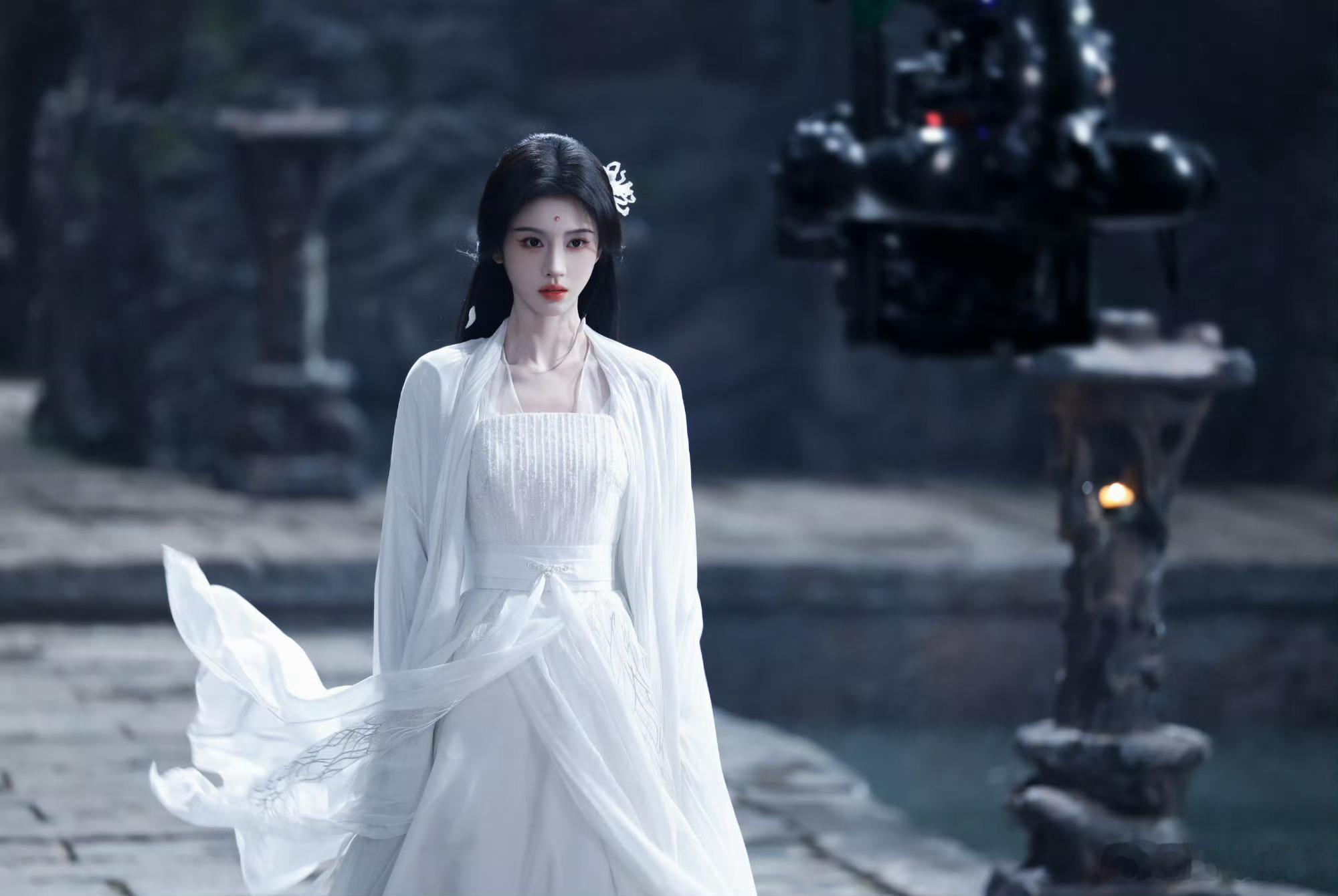 鞠婧祎月鳞绮纪收官海报，要和这个露芜衣说再见了，好快啊不舍~ 