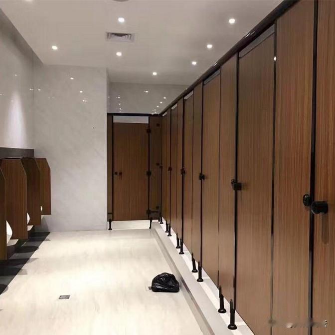 广东东莞，男子与一女子相约在公厕内进行不法交易，期间，男子按照约定给了女子350