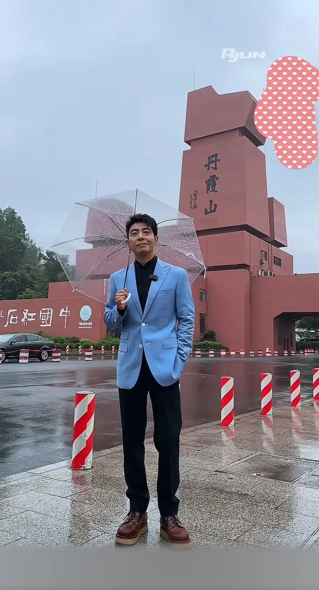 撒贝宁有文化，我忍了；撒贝宁主持好，我也能接受。但我唯一不能接受的是——他好像真