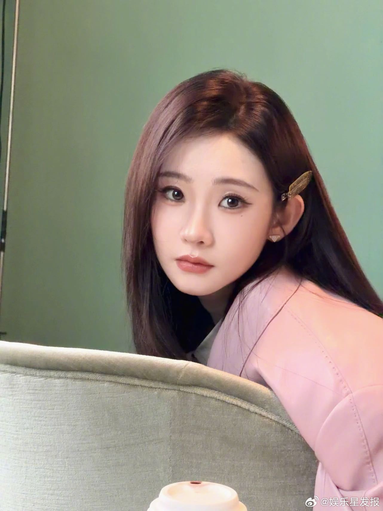 张艺凡请少做自己多做女明星 的最新vlog里没有偶像包袱这种东西，炸开的头发配上