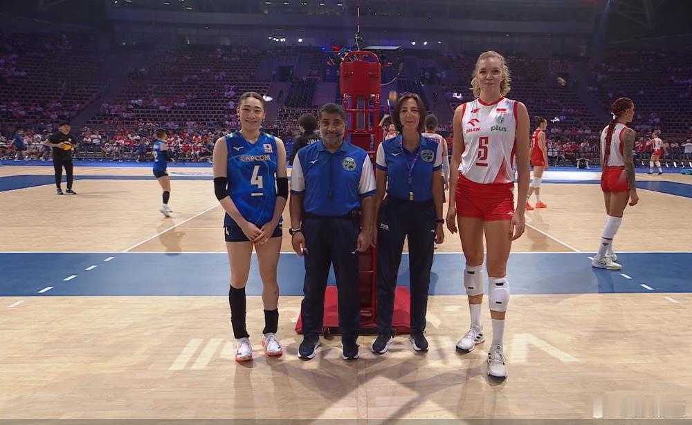 2025世界女排联赛波兰女排vs日本女排包姐和石川妹赛前挑边、发球权选择什么的，