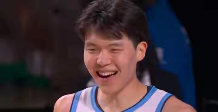 新秀赛的杨瀚森笑容如此惬意灿烂，与他在开拓者队枯坐冷板凳的一筹莫展形成鲜明对比！