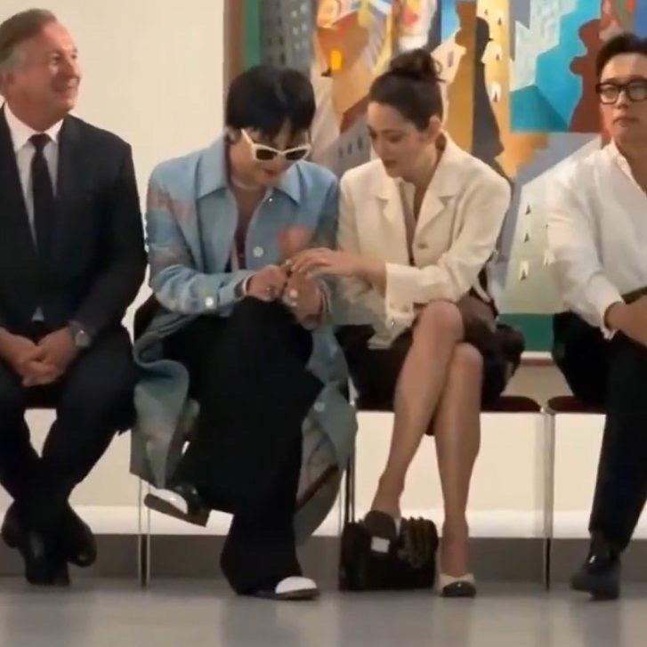 这氛围有点可爱，龙和影后聊美甲 