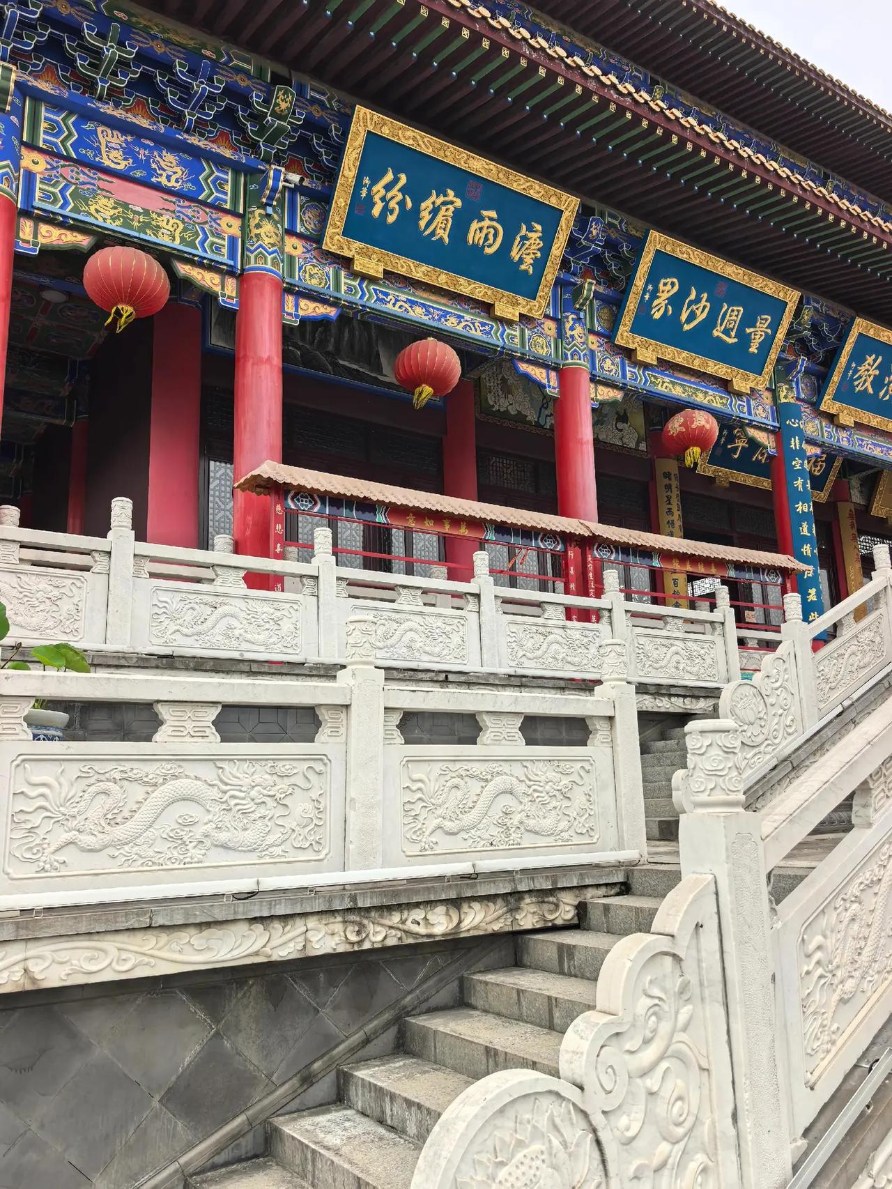 这是一座新寺庙，在太湖边上，里面有住宿。寺庙古建筑之美 千年古刹诉说千年文化
