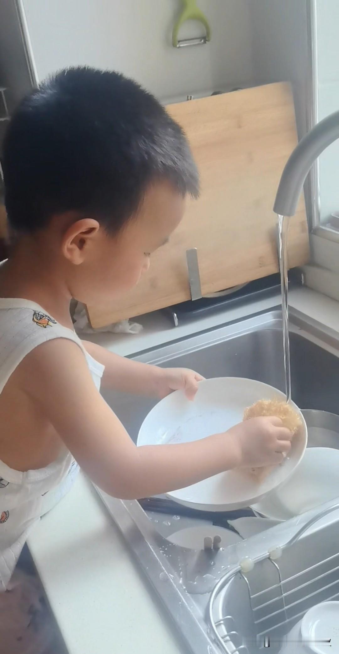 昨天早上7点多就把小骏马送到幼儿园。以为我们是来的最早的。没有想到已经有一个人带