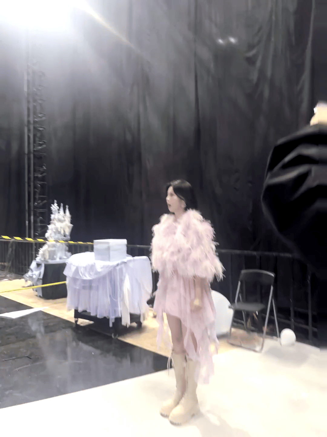 音乐会live转动图·后台默默准备的妍妍白鹿