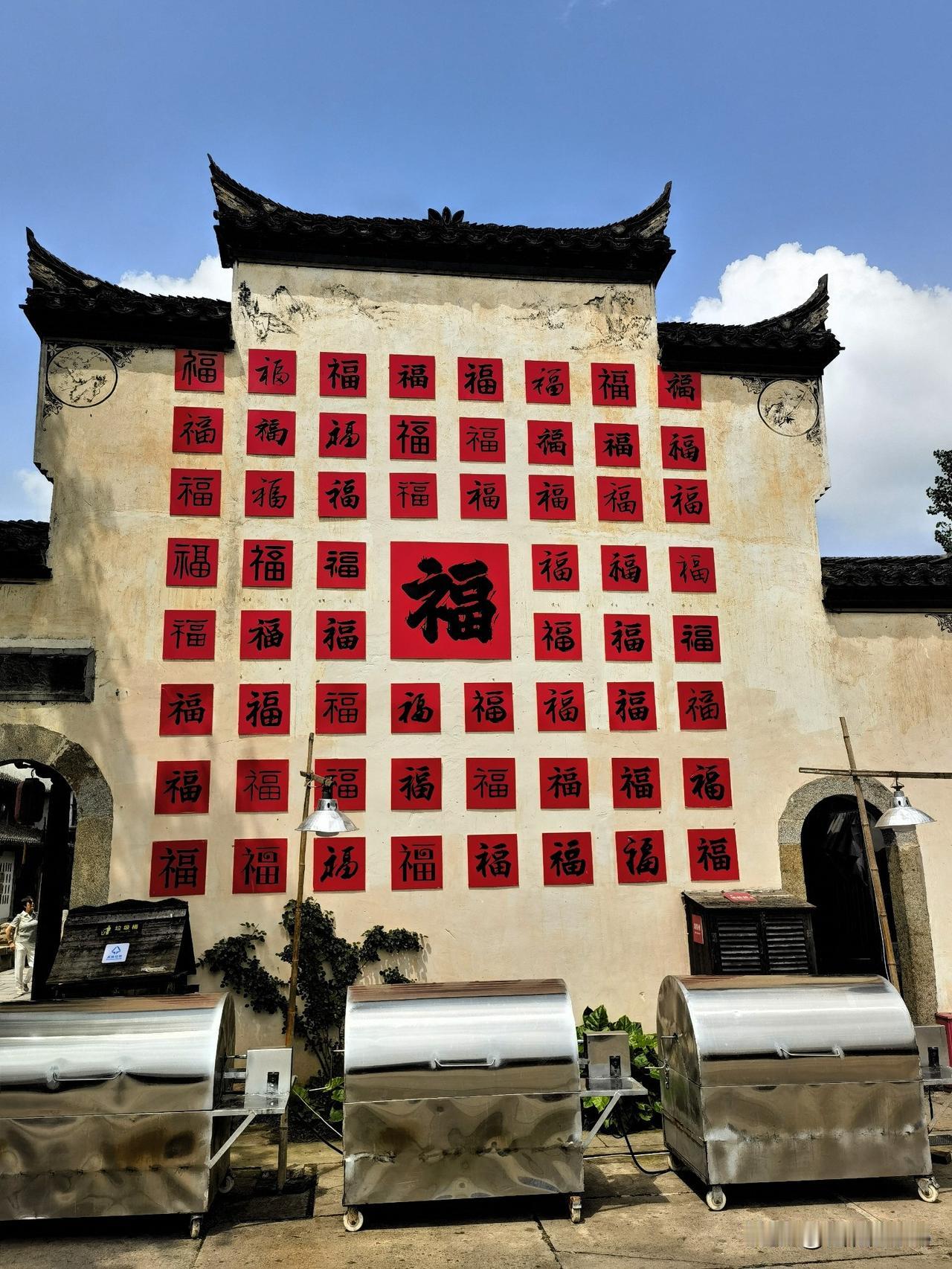 解锁犁桥水镇的美景

穿梭在犁桥水镇的青石板路上，逛逛、吃吃、看看，一街一景，景
