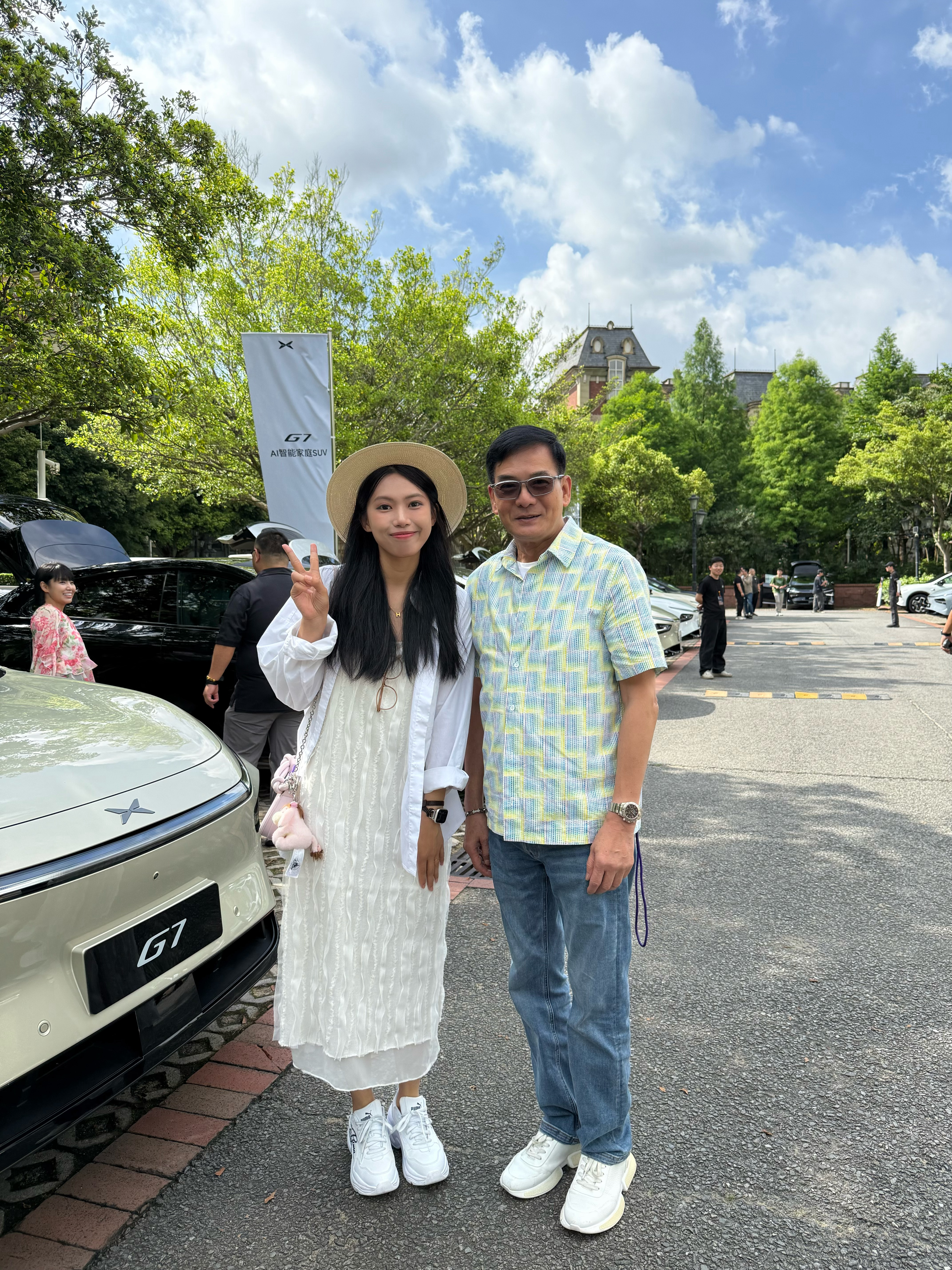 哇哇哇 我太幸福了！！收到了大师兄亲自送来的荔枝！还和老师们合影了！还有我们姐妹