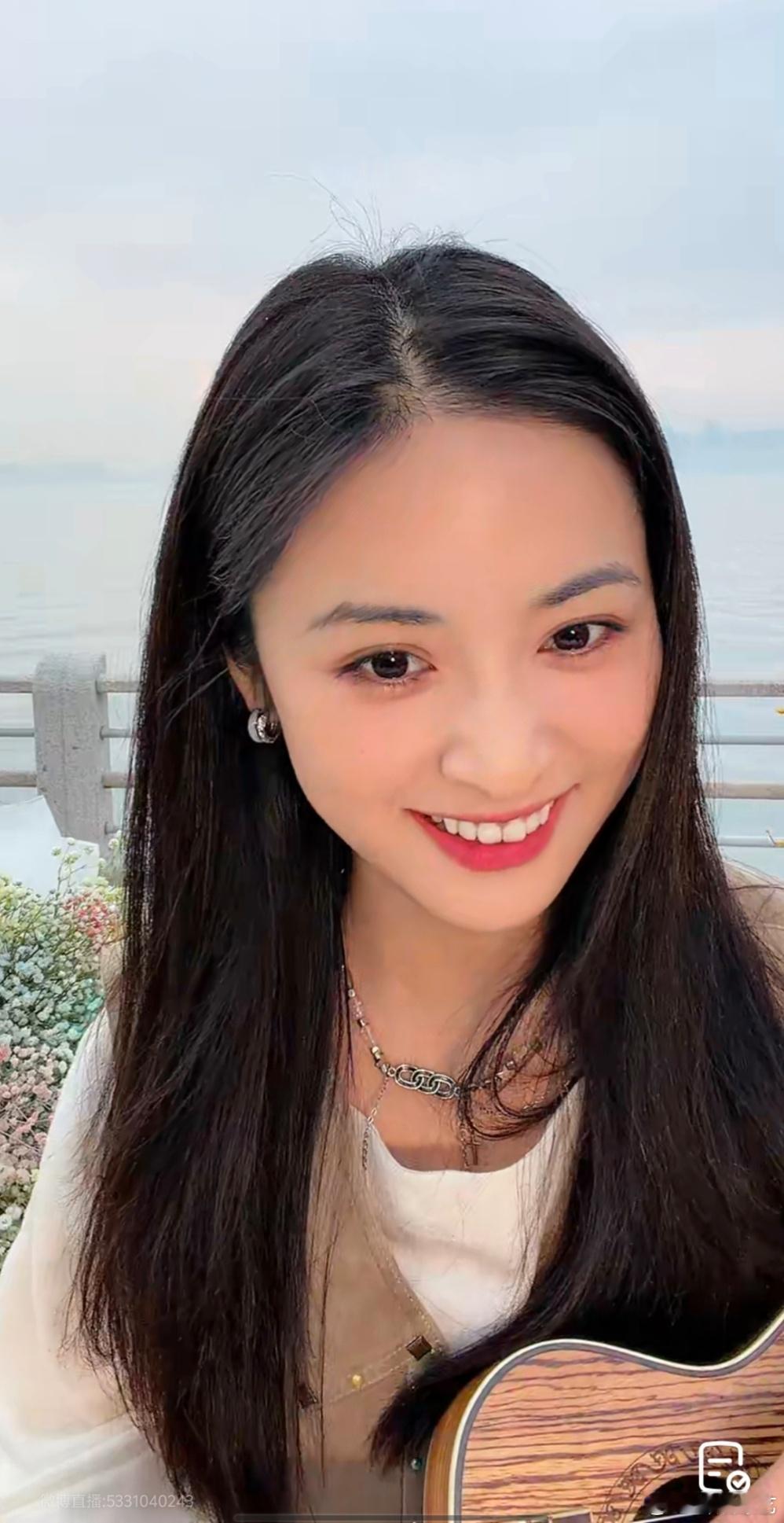 沈月直播弹尤克里里沈月唱小幸运是谁幸福了我不说！！沈月海边直播