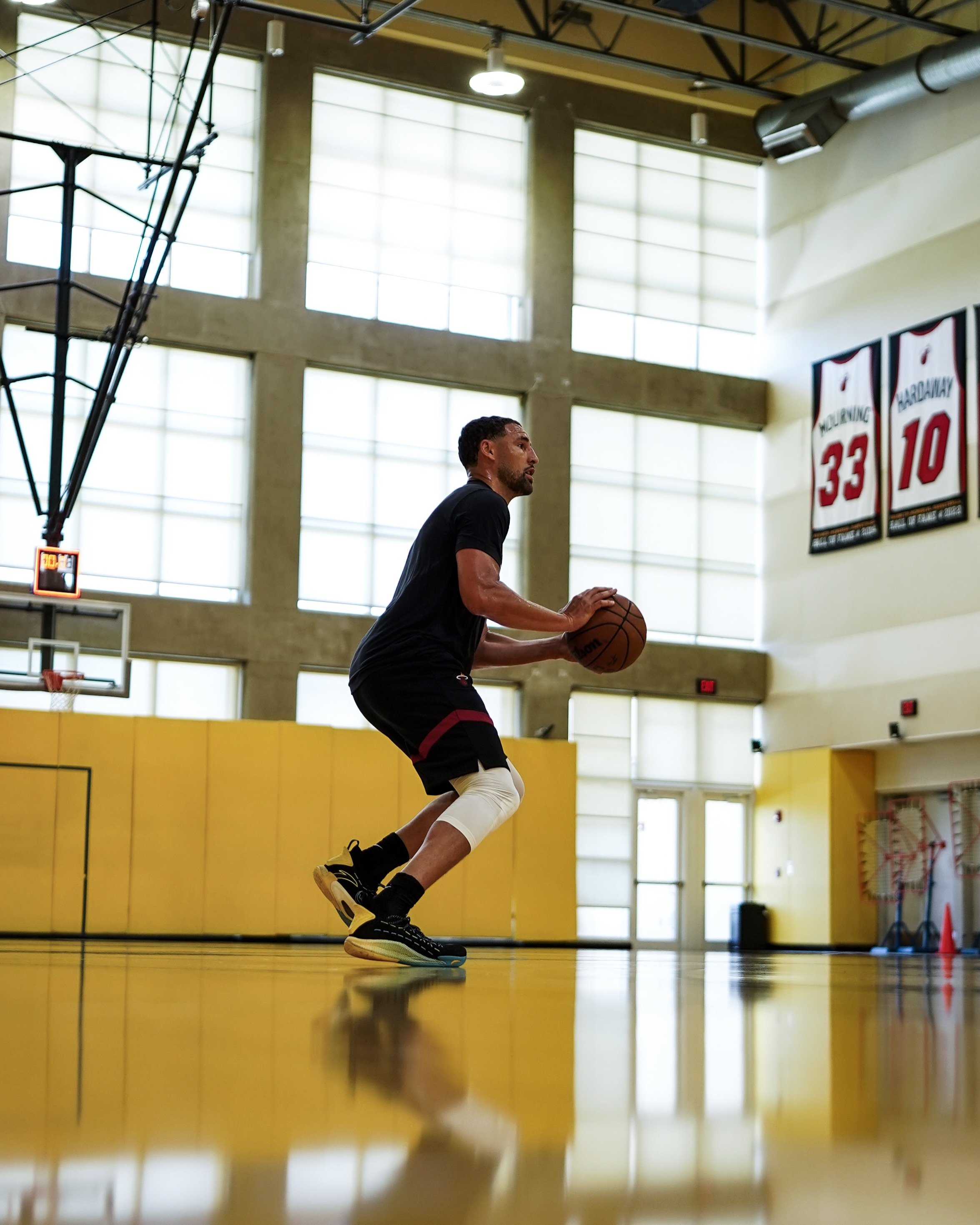 热火英文社媒晒克莱·汤普森在热火训练馆和健身房的第一天：“Klay in the