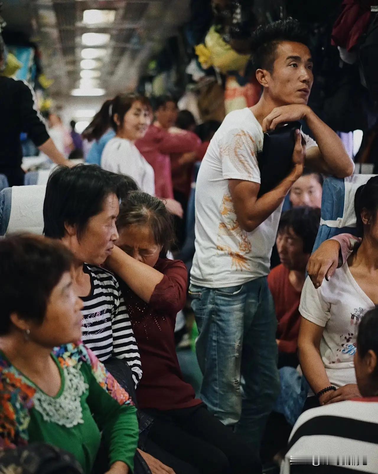 在异乡的深夜，灯火阑珊，孤独如影随形，心中泛起一阵阵涟漪。此时此刻，或许你会觉得