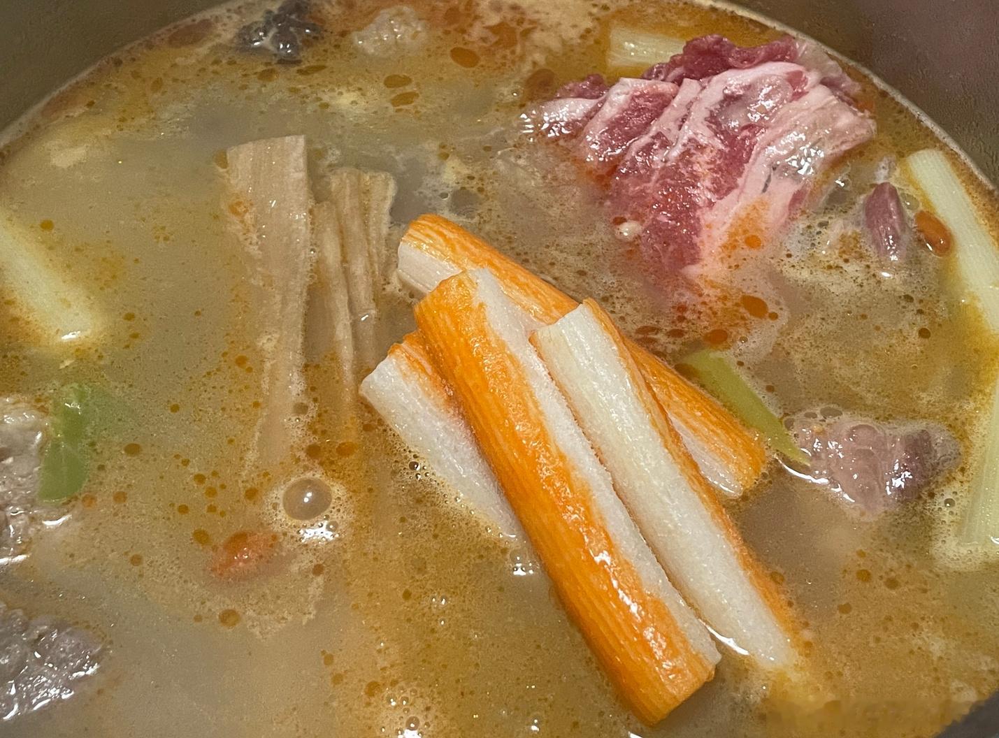 吃火锅啦刚刚打车回来，我坐在后排，然后歪着脑袋，因为有点头晕，时不时要处理工作。