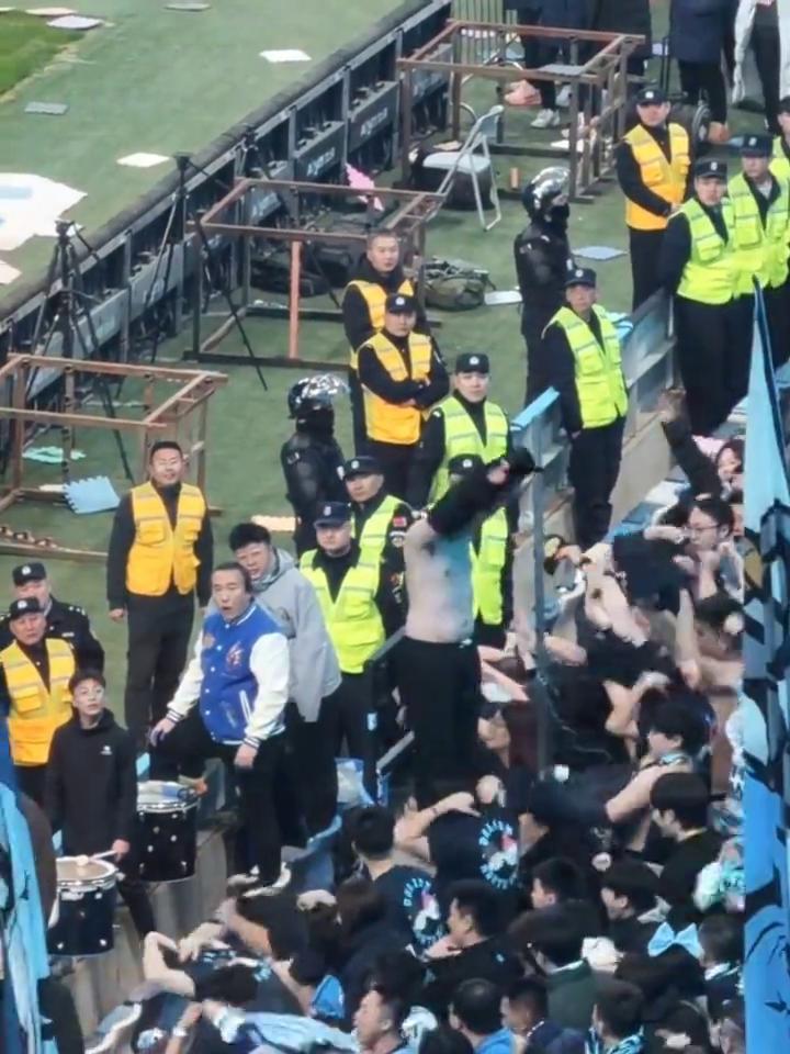 大连球迷血气方刚，一起脱衣呐喊，看台都快震塌了。
给大家评论说一声，我们动起来。