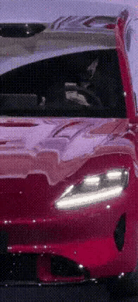 界车里面的司机在干嘛，好像很着急的样子。