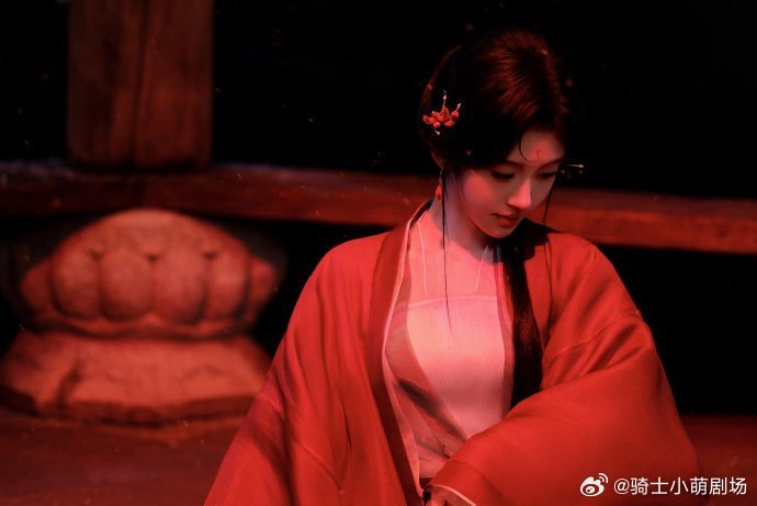 鞠婧祎给酷酷子吹风扇月鳞绮纪候场间隙也不忘照顾身边的小生命，温柔吹风的画面太美好