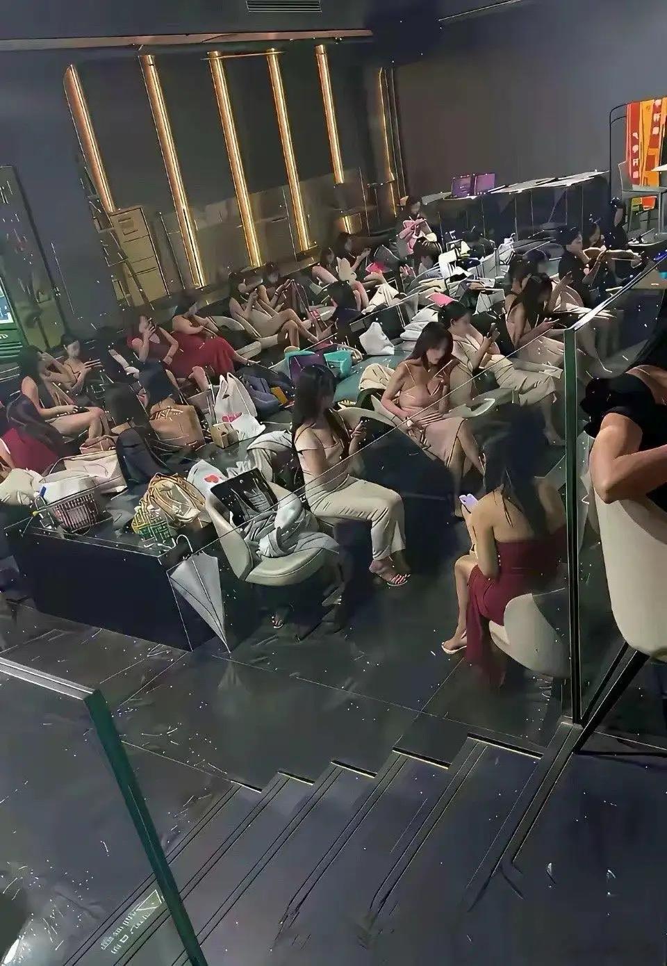 最后都是谁接盘了啊上联：画龙画虎难画骨；期待下联 美女