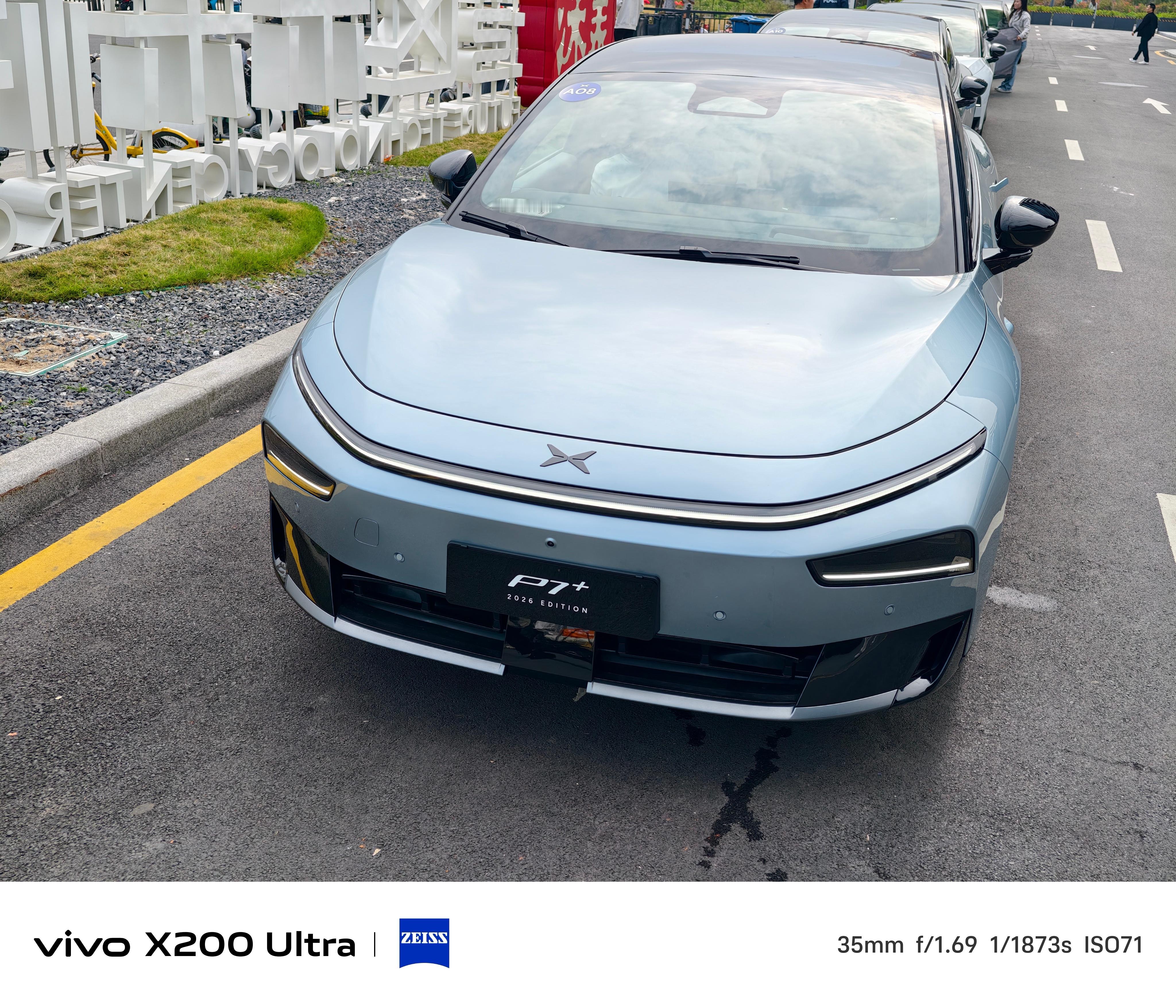 2026款的小鹏P7+有六个颜色。新增配色如图1图2。还有一个灰色没拍到。因为被