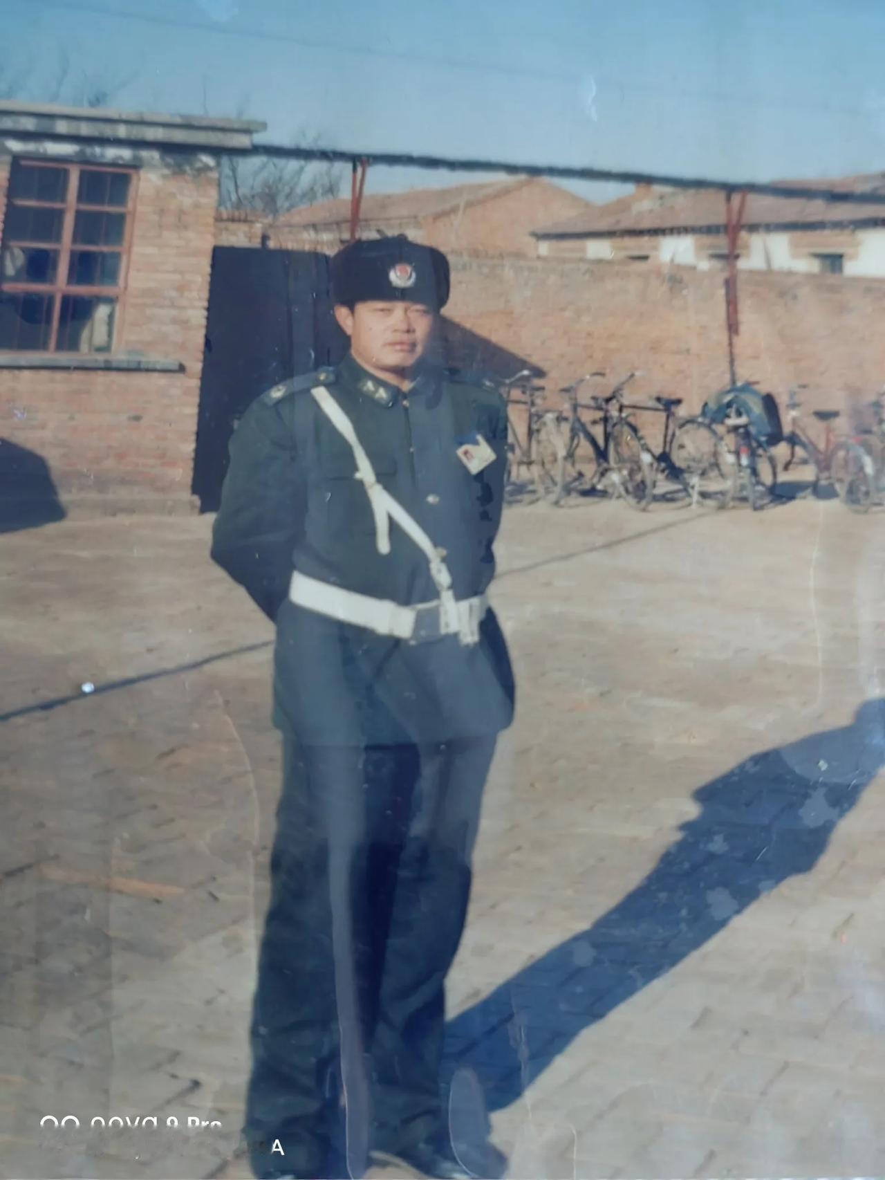 在深圳台放的《我是刑警》想起了我我们堵《二王》我们三个都在，我们付责拦车捡查，刑