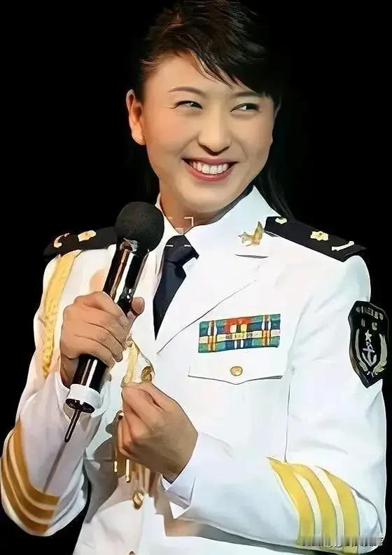 一名普通的二人转演员，凭啥能特招入伍呢，特招也罢，凭啥也要享受正师级待遇呢？
目