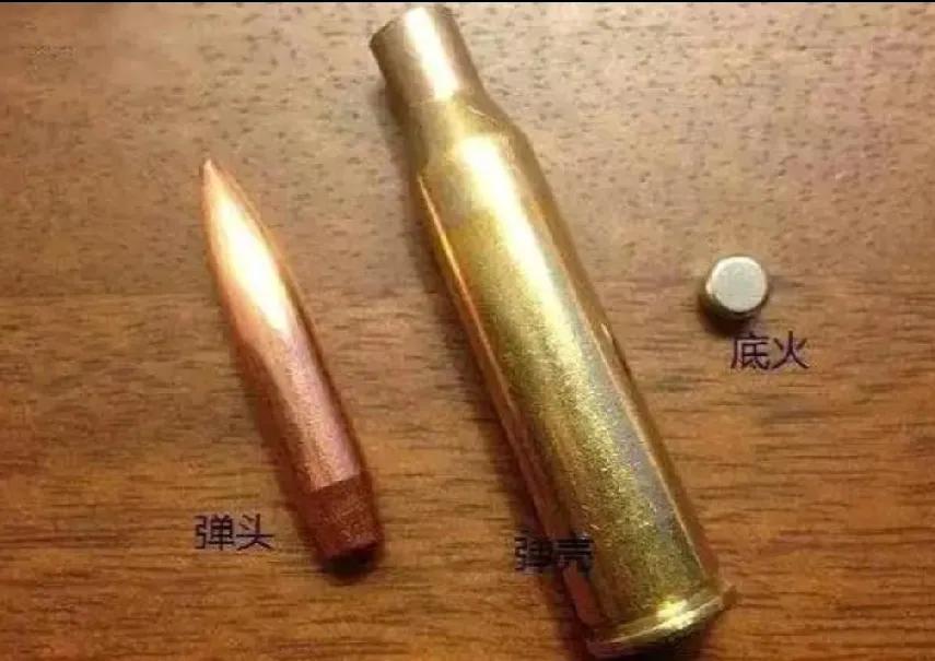 底火是枪弹或炮弹底部用于点燃发射药的关键部件，通过机械撞击或电能激发产生火焰。现