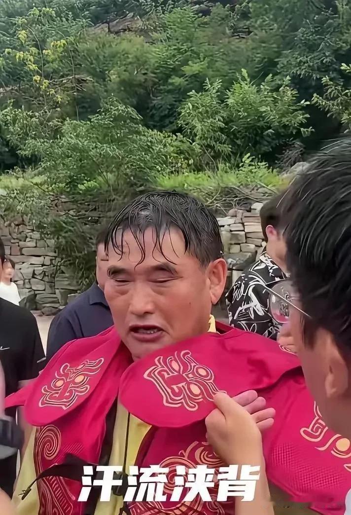 朱之文前两天在湖南一个景区演出，唱到一半突然停了。不是设备出毛病，也不是台下有人