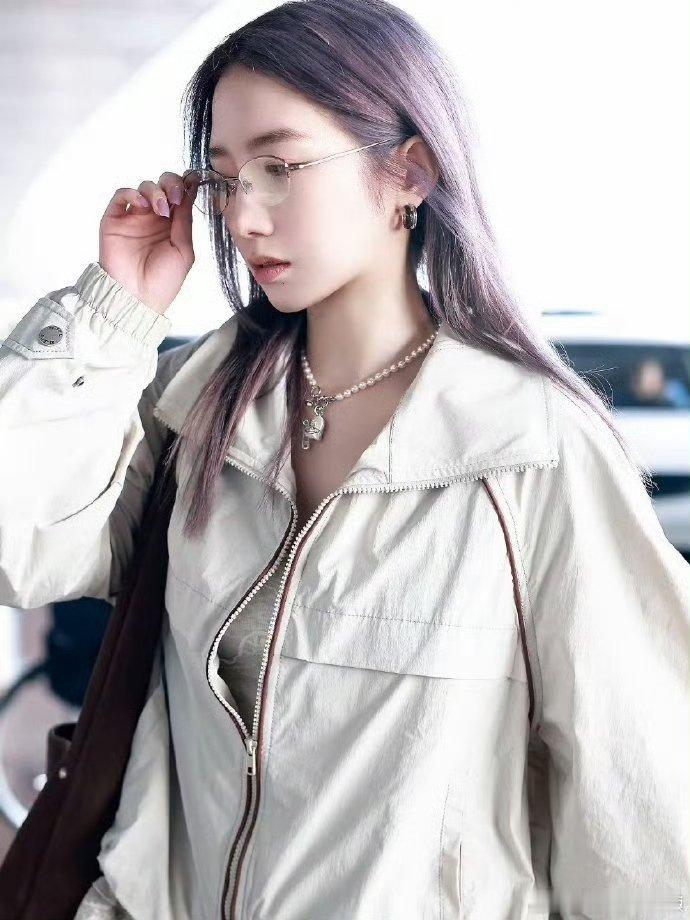 孟美岐出道十年更松弛了真心觉得孟美岐越来越有魅力了，松弛又自信，完全是岁月沉淀下