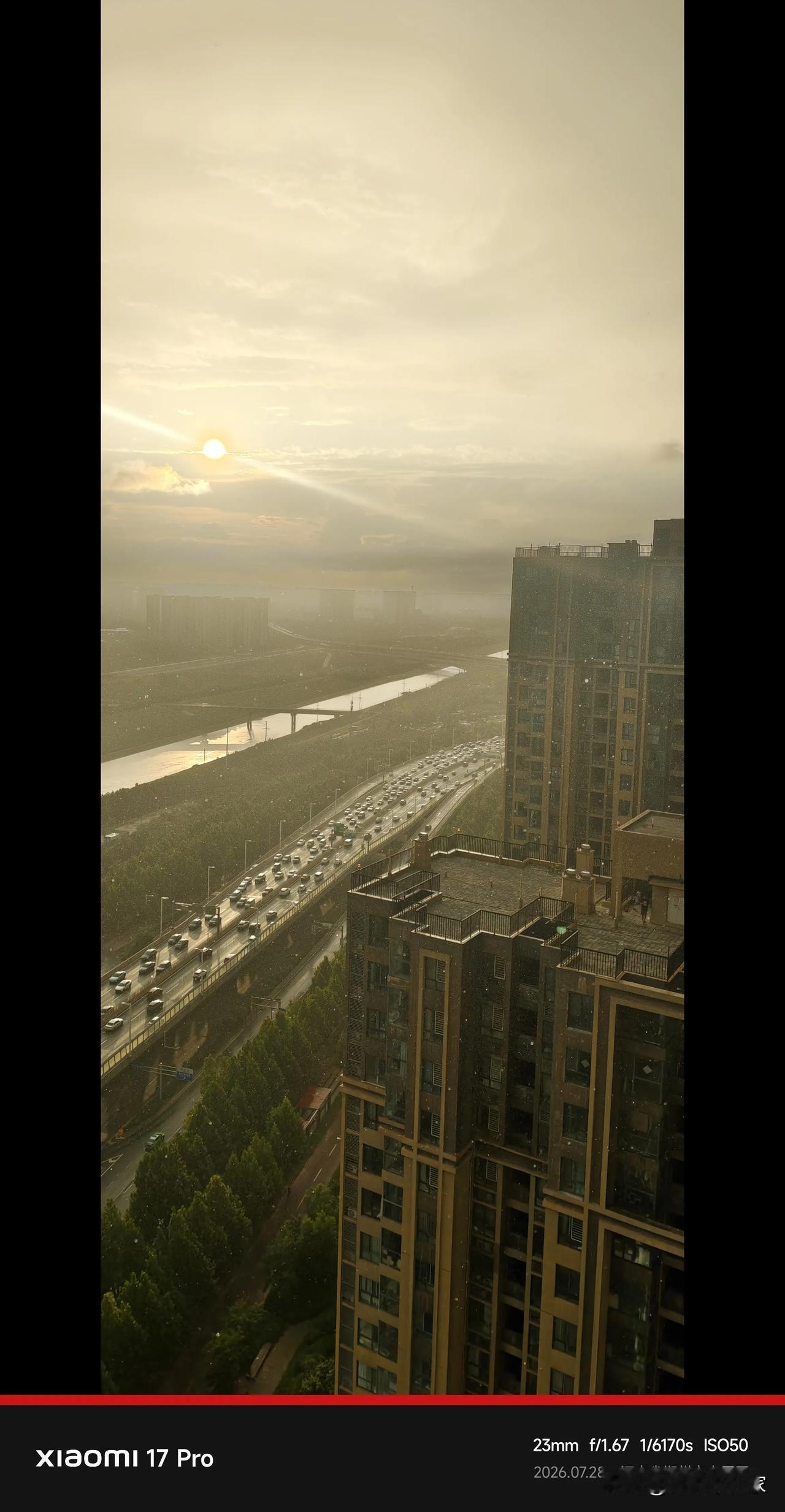 这么多年很少见彩虹，7月28日郑州出现绝美的双彩虹，忍不住跑上楼顶拍下这绝美的时